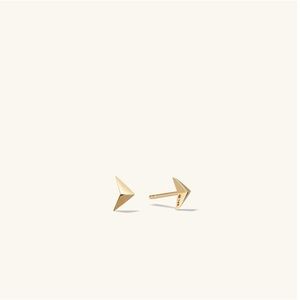 Mejuri arrow head pyramid stud earrings